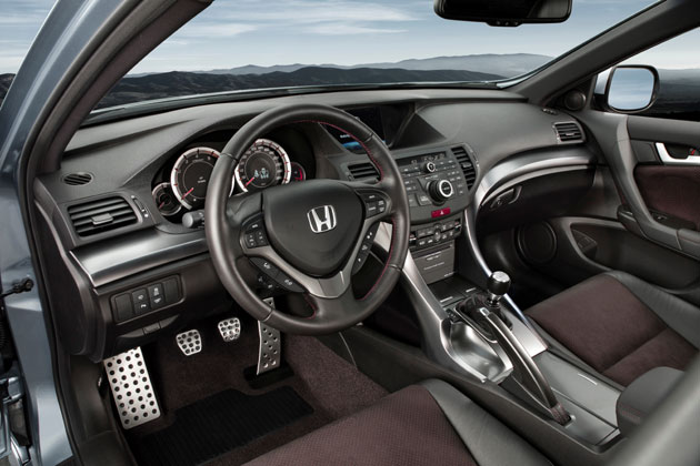 Typisch Honda prsentiert sich das Interieur (Type S) etwas unruhig. Die manuelle Handbremse htte man abschaffen knnen