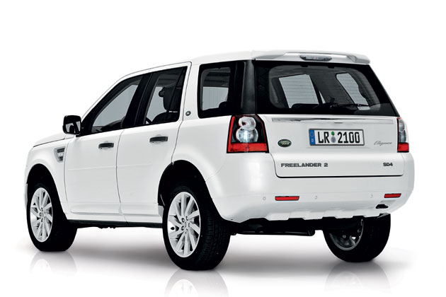 Der Elegance bietet zudem eine spezielle Heckschrze, 19-Zoll-Rder, einen Heckspoiler und »