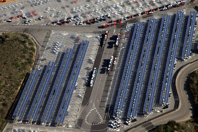Insgesamt wurden 20.000 Solarpanele auf einer Flche von 130.000 Quadratmetern installiert. Sie sind auf Dchern von Auslieferungsparkpltzen und »