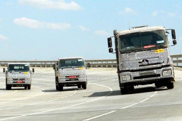Daimler wird in Indien mit einer eigenen Lkw-Marke namens BharatBenz starten. Sie soll Fahrzeuge zwischen sechs und 49 Tonnen umfassen. Hier fahren Prototypen auf Mitsubishi-Fuso- und Mercedes-Axor-Basis »