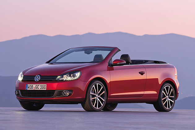 Gestatten, VW Golf Cabrio, dritte Generation, 2011. Nach VW-Zhlung ist es bereits die vierte Generation, weil das Facelift der zweiten vom Hersteller eigens gezhlt wird