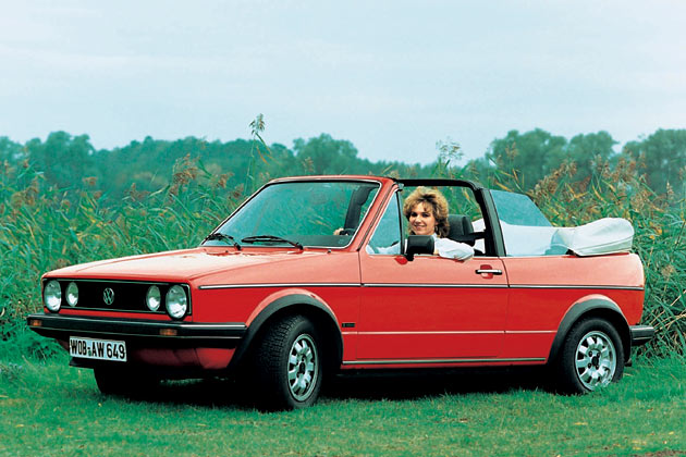 Das Golf I Cabrio erschien 1979 als erstes Cabrio mit festem berrollbgel, was speziell in dieser Farbkombination zum Spitznamen »Erdbeerkrbchen« fhrte