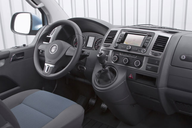 Im Cockpit gibt es genderte Dekorleisten und Chromelemente. Klimaanlage, Tempomat und die »groe« MFA sind serienmig. Der Preis steht noch nicht fest