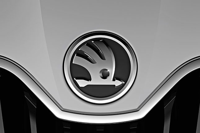 Neues Designmerkmal: Das <a href='show.htm?id=9319'>neue Škoda-Logo</a> unterbricht den Motorhauben-Abschluss. Es wird neue und aufgefrischte Modelle ab 2012 zieren