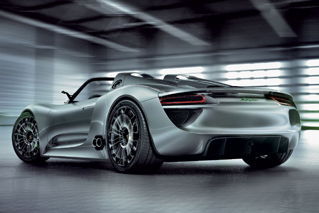 Mehr Vorfreude machen die echten Bilder der Vorläufer-Studie aus dem letzten Jahr, die noch über Sidepipes verfügte