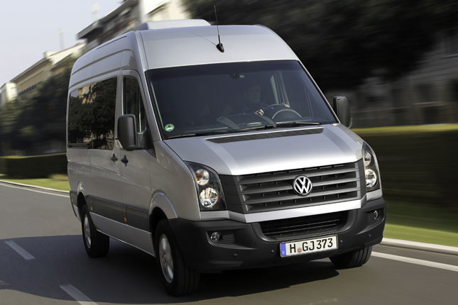 Unter der Haube arbeiten fortan die Vierzylinder-TDI (109, 136, 163 PS) anstelle des Fnfzylinders, was die Betriebskosten in punkto Verbrauch und Service senkt und die Nutzlasten leicht erhht