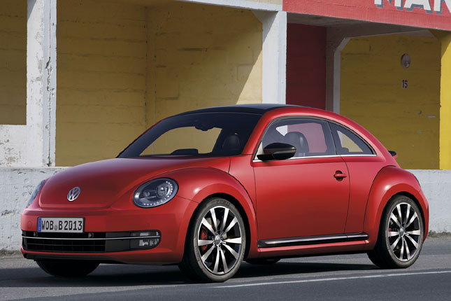 Zurck zum neuen Beetle, hier auch in rot. Warum das Kennzeichen so schlecht gemalt ist, bleibt offen. Interessant: Die Auenspiegel sind jedenfalls in manchen Versionen nicht lackiert