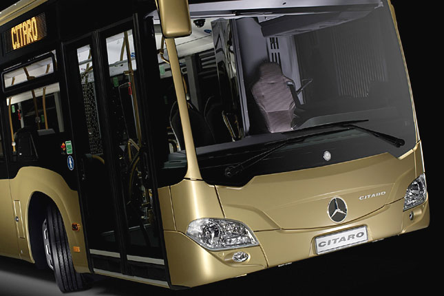 Der neue Citaro wirkt bulliger und aufflliger. Kennzeichen sind die niedrigere oder niedriger wirkende Fensterlinie und die angedeutete Form der Radhuser