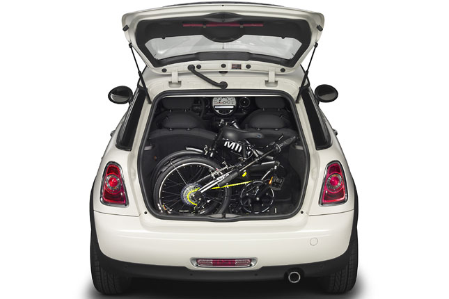 Ehrensache, dass das Fahrrad in den Mini-Kofferraum passt – wenn es denn nicht das Mini Cabrio ist