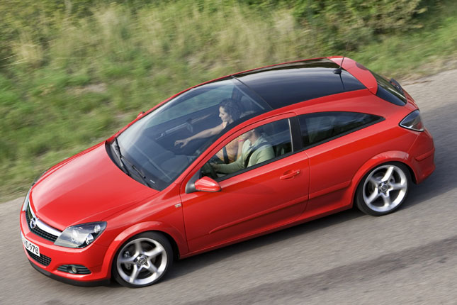 Blick zurck: Der alte Astra GTC, hier in der seltenen Version mit Panorama-Windschutzscheibe, trat ebenfalls dynamisch auf. Details wie der ins Dach reichende Trausschnitt und Radhuser wirken im Vergleich altbacken