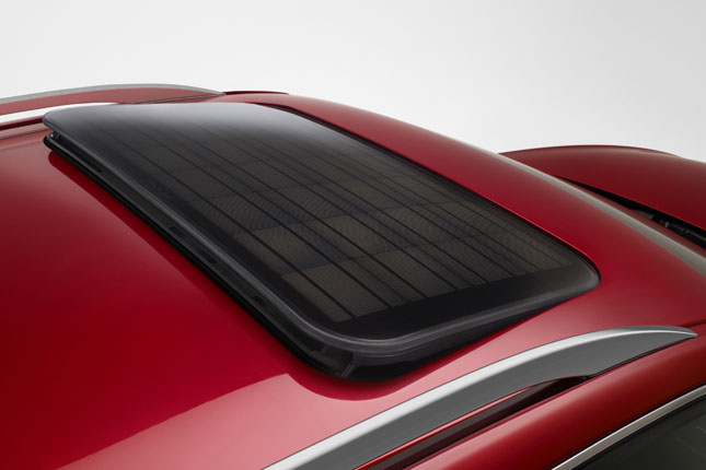 Gute Idee: Optionales Solarschiebedach, dessen Energie die Belftung des geparkten Fahrzeugs antreibt. Allerdings ist das Dach im geschlossenen Zustand mit einer festen, undurchsichtigen Innenabdeckung verbunden