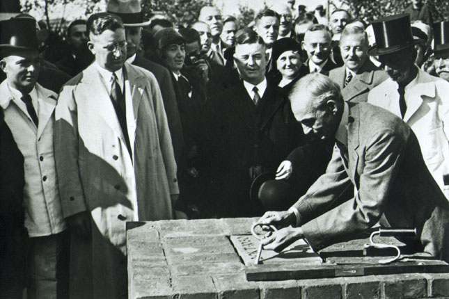 Henry Ford I hatte am 2. Oktober 1930 gemeinsam mit dem Klner Oberbrgermeister und spteren Bundeskanzler Konrad Adenauer den Grundstein fr das neue Werk im Klner Norden gelegt