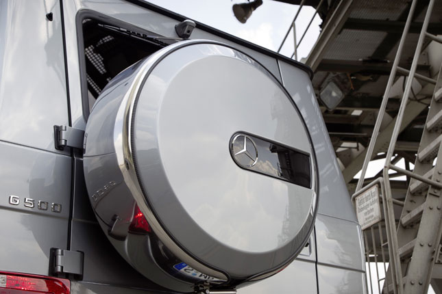 ... die aufwndige Reserveradabdeckung und die Rckfahrkamera