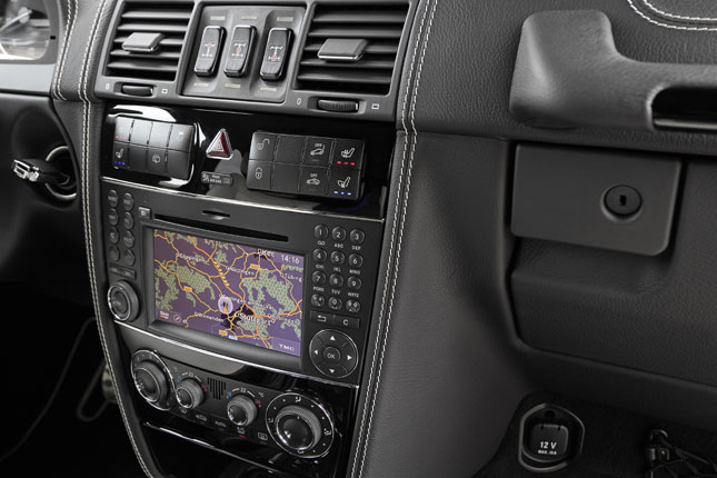 Zum Paket gehrt auch eine belederte Armaturentafel. Das COMAND-System ist jetzt notabene in allen G-Varianten serienmig