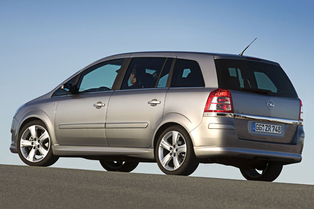 Der Zafira B als Lckenfller zwischen Meriva und Zafira Tourer wird fr eine preisbewusste Klientel vorerst weiterhin angeboten. Er heit nicht etwa »Classic« oder hnlich, stattdessen trgt die neue Generation »