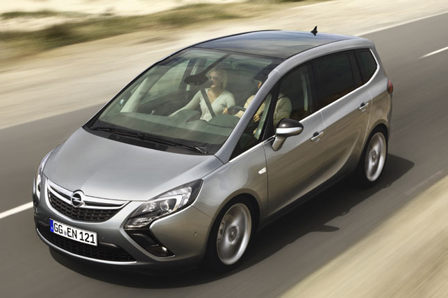 berraschend bietet Opel optional eine Panorama-Windschutzscheibe an, wie sie im Astra GTC kurzzeitig verfgbar war. Daran schliet sich ein Glasdach an