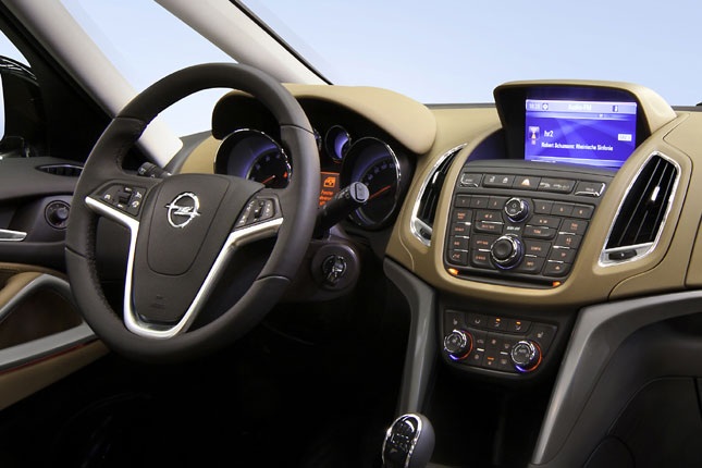 Auf die Schalterwste in der Mittelkonsole mag Opel nicht verzichten. Die Lenkstockhebel mag man sich schner vorstellen. Endlich wieder vier statt drei Rundinstrumente
