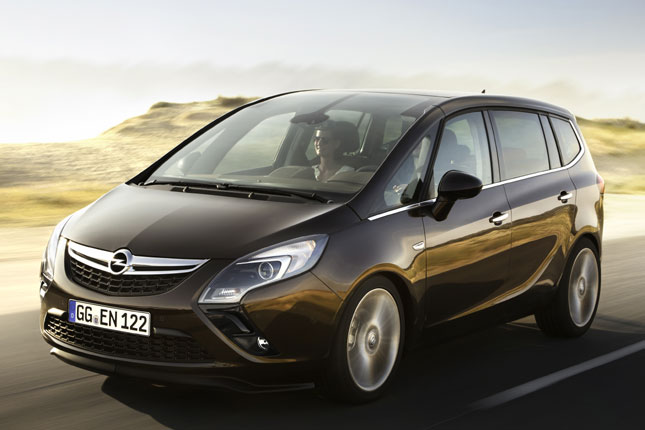 Auch Nicht-Opel-Freunde werden zugeben: Schlecht aussehen tut das Auto auf den ersten Bildern nicht, jedenfalls im Vergleich mit anderen Vans wie Touran, C-MAX, Scnic oder Picasso