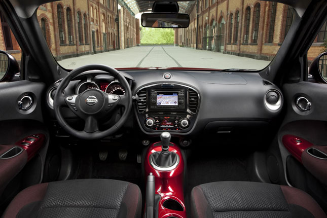 Blick ins Interieur: Mittelkonsole im Stile eines Motorradtanks. Gute Sitzposition, aber kein Blick auf das vordere Fahrzeugende und dort auch keine Parksensoren