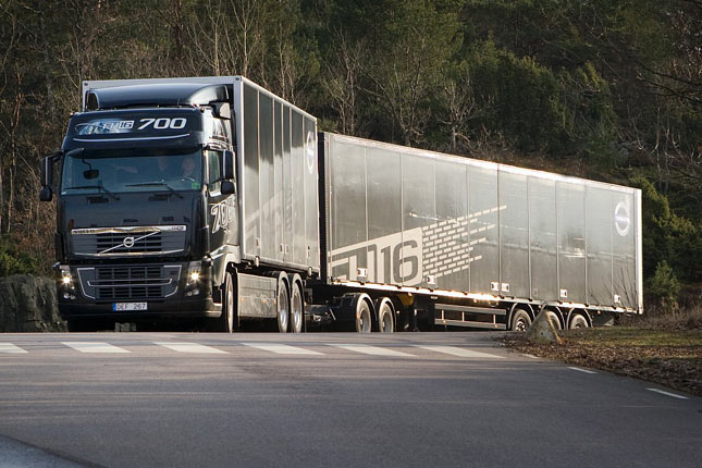 In vielen anderen Lndern sind lngere Lkw keine Besonderheit, wie etwa dieser Volvo FH16 in Schweden