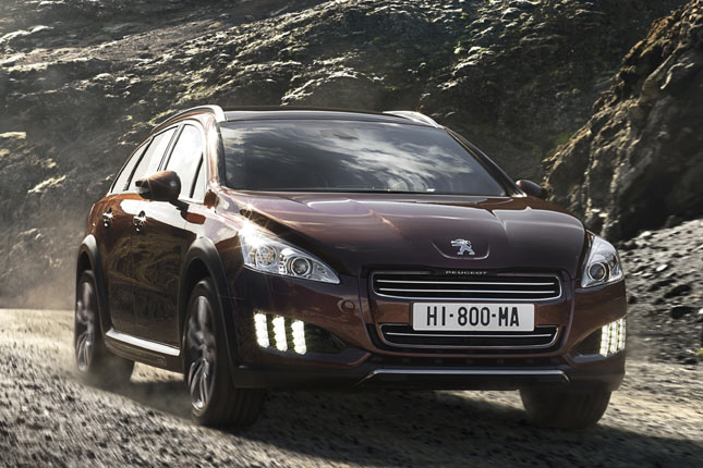 Premiere zur IAA, Marktstart im Frhjahr 2012: Peugeot 508 RXH. Es handelt sich um einen im Stile von Audis »allroad«-Modellen auf Offroad getrimmten 508 SW