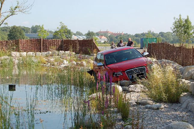 Dieser driftete daraufhin nach links, stie gegen die dortige Doppelleitplanke, durchbrach dann den Maschendraht- und anschlieend den Holzzaun des angrenzenden Grundstcks einer Jugendbegegnungssttte