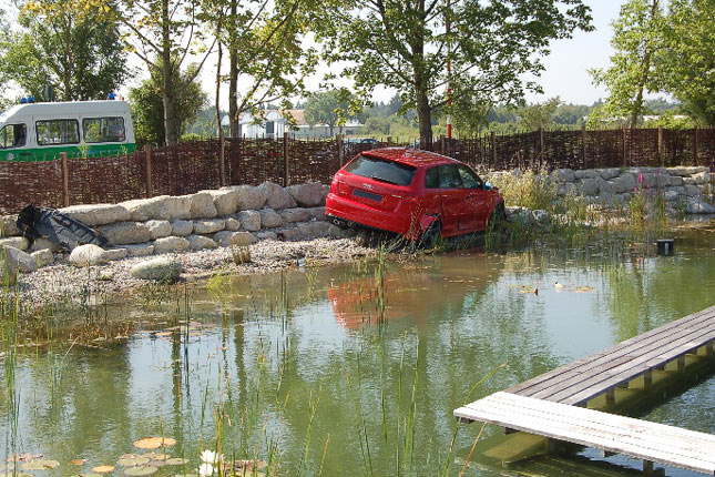 Das 340 PS starke Auto kam am Rande eines Biotopteiches zum Stehen, der auch zum Baden genutzt werden kann. Glcklicherweise hielten sich die Kinder zum Unfallzeitpunkt nicht dort auf