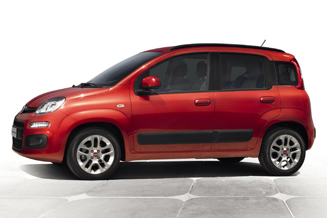 Die B-Sule ist jetzt schwarz ausgefhrt, das dritte Seitenfenster wird strker als bisher betont, und die Radhuser sind weiter ausgestellt. Die unpraktischen und unsicheren Klapptrgriffe bleiben erhalten