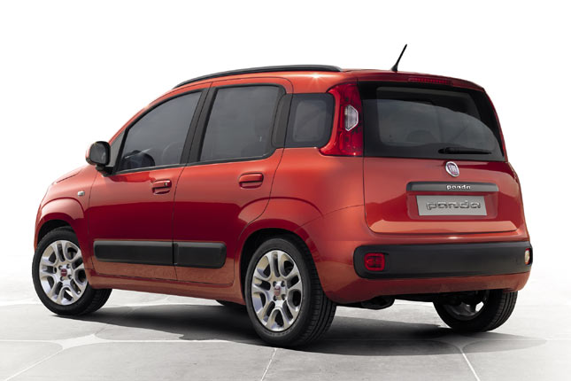 Die Heckleuchten sind nun oben angeordnet und liebevoller gemacht. Nebelschlussleuchte und Rckfahrlicht sitzen separat in der Schrze, die wie auch die Tren groe Schutzleisten trgt