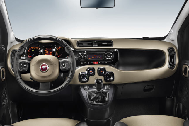 Das Armaturenbrett mit dem groen Fach vor dem Beifahrer soll an den Panda I erinnern. Der Schalthebel bleibt weit oben. Ungewhnlich, aber okay sind die weiter zentral angeordneten Fensterheber-Schalter