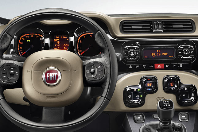 Zwei konventionelle Runduhren und zwei Digitalanzeigen fr Tankinhalt und Khlwassertemperatur. Die Klimaanlage bietet sogar Displays, ein Multifunktionslenkrad ist optional zu haben