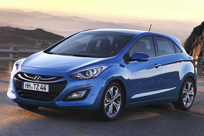 Merkmale sind der groe, einteilige Khlergrill, der etwas an Audi erinnert, das Tagfahrlicht neben den Nebellampen, die markantere Sicke auf Trgriff-Hhe und die hinten nun abfallende Fensterlinie