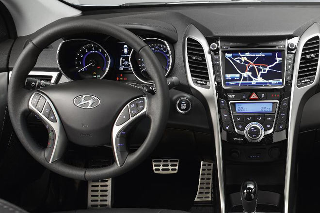 Schade: Der Lichtschalter bleibt im Lenkstockhebel. Etwas berfrachtetes Multifunktionslenkrad, nur noch zwei Analog-Instrumente