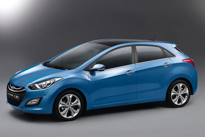 Das Heck lsst sich hier zumindest erahnen: Die hochgezogenen Leuchten sind pass, der Abschluss etwas flacher als bisher. Ein Dreitrer drfte, ein Kombi wird folgen