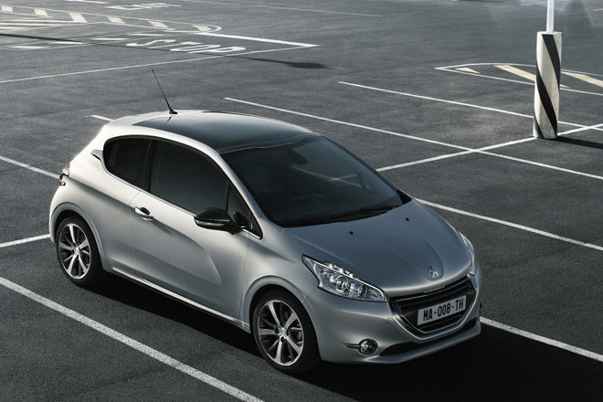 Der Peugeot 208 wird mit 3,96 Metern sieben Zentimeter krzer als der 207, zudem durchschnittlich deutliche 110 Kilogramm leichter. Die beste Variante verbraucht nur 3,4 Liter