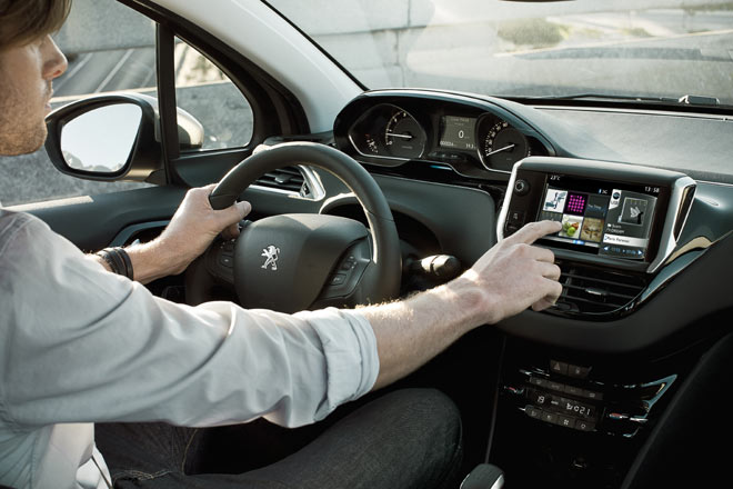 Peugeot setzt hier auf ein kleines Lenkrad, hochgesetzte Instrumente und einen groen Touchscreen