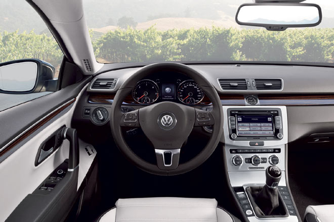 Neu sind analog zum Passat u.a. die zentrale Uhr und die Chromrhmchen an Luftausstrmern und Tasten