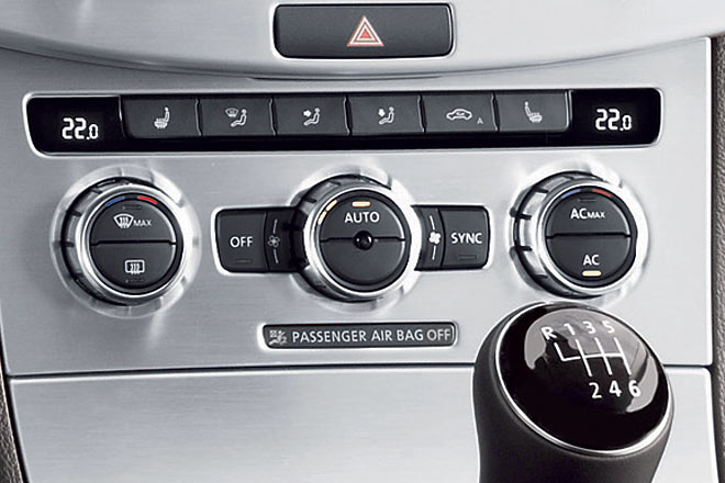 VW setzt beim CC (und auch beim Passat) auf eine neue, schnere Klimabedieneinheit, die an die ursprngliche erinnert. Endlich gibt es wieder Displays, Halbgradschritte und eine intuitive Bedienung