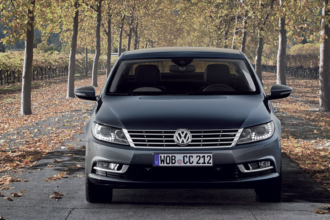 Xenon-Scheinwerfer mit Kurven- und Abbiegelicht sind endlich Standard, ebenso die LED-Girlande als Tagfahrlicht. Auerdem gibt es jetzt ein Radio, neue Einstiegsleisten und die Pausenempfehlung serienmig