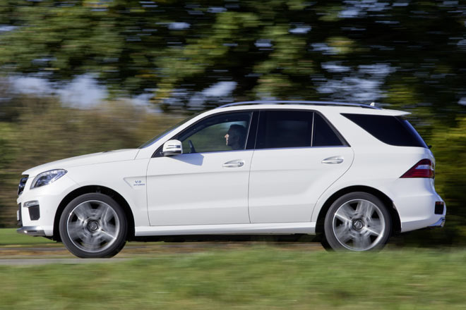 Der Mercedes ML 63 AMG leistet je nach Variante 525 oder 557 PS und beschleunigt in bestenfalls 4,7 Sekunden auf 100 Sachen