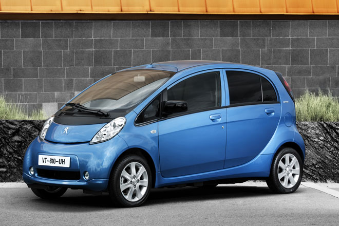Eines der wenigen echten Elektroautos, die man in Deutschland tatschlich bekommen kann, ist der Peugeot iOn, ein fnftriger Kleinstwagen, der eigentlich ein Mitsubishi i-MiEV ist