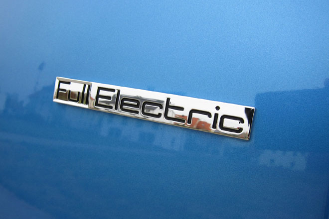»Full Electric« ist der Peugeot iOn, und man wundert sich, dass das nur auf den C-Sulen steht, nicht aber am Heck