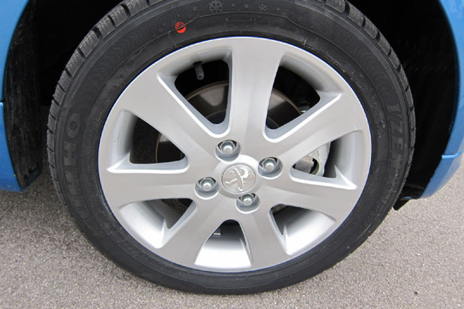 Die serienmigen 15-Zoll-Alurder sind schn, die 14,5 Zentimeter schmalen Reifen in Verbindung mit der geringen Spurweite schnell berfordert
