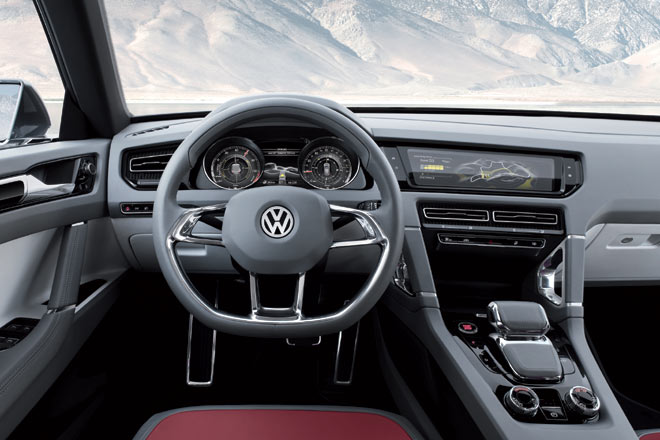 Spannend ist der Ausblick auf knftige VW-Cockpits: Breiter Whlhebel und wenige Tasten; breiter und flacher, weit oben positionierter Monitor, der dem Touchscreen-Prinzip treu bleibt; kleine Lftungsdsen