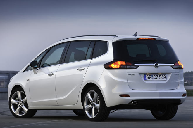 uerlich ist der Erdgas-Zafira nicht von seinen Benzin- und Diesel-Brdern zu unterscheiden. Die Preise beginnen bei 28.000 Euro, der Aufpreis von 3.100 Euro amortisiert sich rechnerisch nach etwa 64.000 Kilometern