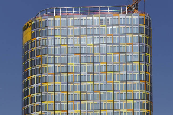 Die Fassade des Turms ist unregelmig gelb und orange gehalten. Insgesamt werden hier rund 2.400 Mitarbeiter arbeiten
