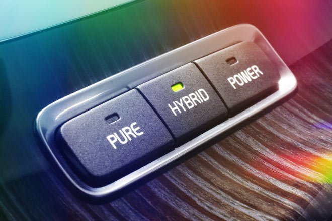 ... Tasten zur Auswahl des Betriebsmodus'. Pure, rein elektrisch, soll das Auto bis zu 50 Kilometer schaffen