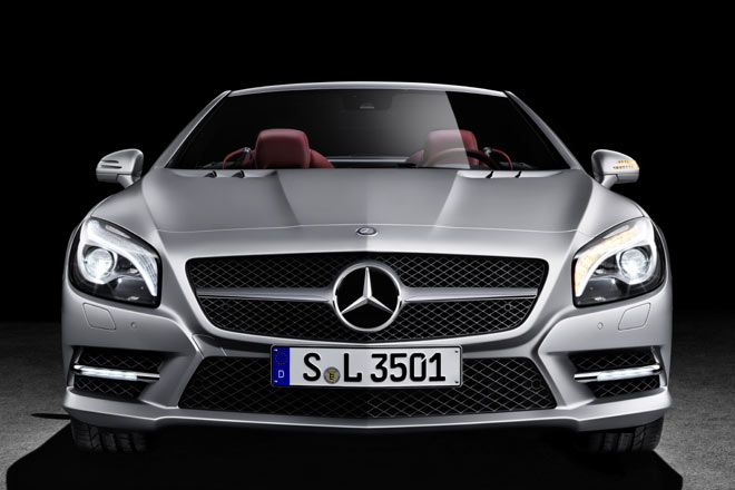 Groer, steiler Grill und LED-Tagfahrlicht in der Schrze sind weitere SL-Merkmale. Foto zeigt das optionale, aber beliebte AMG-Stylingpaket