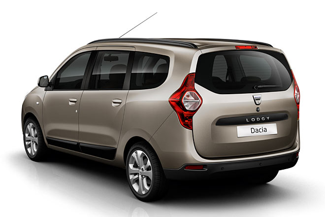 Der Wagen wirkt stattlich und von Details wie den Klapptrgriffen, der langen Antenne oder dem Kofferraum-Druckknopf abgesehen ansehnlich