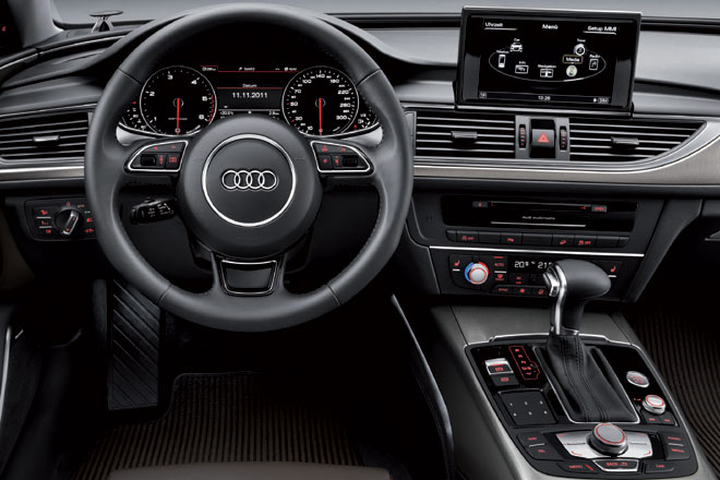 Klare Armaturen, groe und brilliante Displays, Controller und Touchpad, auf Wunsch W-LAN, zahlreiche Assistenten, Head-up-Display und Google-Earth-Darstellung – Audi lsst nichts aus